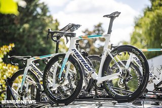 Das Rad des deutschen Sprinters Phil Bauhaus war auf der anderen Seite des Fahrzeugs montiert.