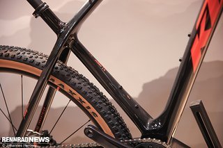 In den XC MTB-Carbonrahmen passen natürlich 29er Reifen. In den XC MTB-Carbonrahmen passen natürlich 29er Reifen.