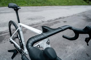 Das Carboncockpi t soll Gewicht sparen und die Steifigkeit im Lenkerbereich erhöhen.