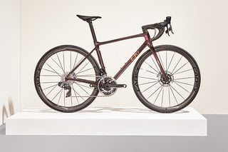 Das Langma Advanced SL ist das Top-Modell der Baureihe mit SRAM Red eTap AXS Funkschaltung und Cadex 36-Laufrädern