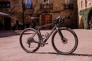 Jetzt mit Future Shock 2.0: Wir haben das Specialized Diverge Expert Carbon mit Shimano GRX Di2 1x11 für 4.999 Euro in Girona getestet.