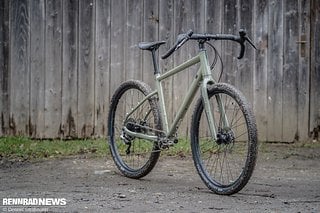 Sieht mächtig nach Mountainbike aus, ist aber einfach ein Reiserad mit Rennlenker