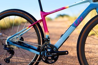 Herzstück des Bikes ist die Custom Lackierung des Rahmens. Herzstück des Bikes ist die Custom Lackierung des Rahmens.