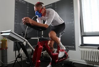 Ein Pacing-Test erfolgt mit Laktatmessung und Spiroergometrie