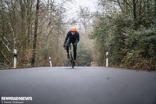 Das Leuchtorange hat eine gute Signalwirkung im grauen Winter