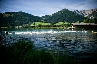 Die Profiis gehen per Wasserstart ins Rennen.