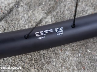 Clincher und Tubeless-Reifen können gleichermaßen gefahren werden. Clincher und Tubeless-Reifen können gleichermaßen gefahren werden.