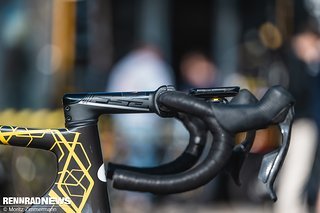 So hat der Belgier statt eines einteiligen Cockpits eine zweigeteilte Variante mit langem Vorbau und rundem Lenker-Shape bevorzugt und außerdem auf ein etwas kleineres 54 Zähne-Kettenblatt gesetzt. So hat der Belgier statt eines einteiligen Cockpits eine zweigeteilte Variante mit langem Vorbau und rundem Lenker-Shape bevorzugt und außerdem auf ein etwas kleineres 54 Zähne-Kettenblatt gesetzt.