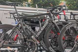 Die Colnago Bikes von UAE Team Emirates sehen ähnlich aus wie im letzten Jahr.