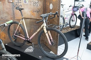 Dlouhy Cycles arbeitet mit Wide Ways für die Lackierung zusammen.