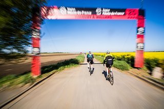 Fährt man in einen Sektor rein, dauert es trotz karger Landschaft oft ewig, bis man den Zielbogen erkennt. Angaben, wie lang der Sektor ist, gibt es bei der Einfahrt ebenfalls keine. Fährt man in einen Sektor rein, dauert es trotz karger Landschaft oft ewig, bis man den Zielbogen erkennt. Angaben, wie lang der Sektor ist, gibt es bei der Einfahrt ebenfalls keine.