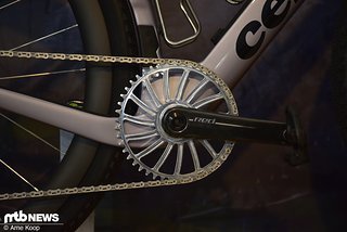 Die gefrästen Schmuckstücke von Fraezen, die bisher eher in der MTB-Szene bekannt sind, sollen bald auch ans Gravel-Bike wandern. Die gefrästen Schmuckstücke von Fraezen, die bisher eher in der MTB-Szene bekannt sind, sollen bald auch ans Gravel-Bike wandern.