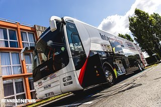 Der Mannschaftsbus bei Intermarché-Wanty.
