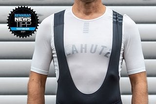 Auch wenn auf dem Foto ein wenig Stoff an der Schulter absteht - der Rapha Base Layer passt super und trägt sich auf der Haut sehr angenehm