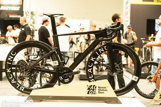 Heiß diskutiert: Das Factor Aero-Rennrad, von dem weder Namen noch sonst technische Details bekannt sind, außer dem, was man sieht. Heiß diskutiert: Das Factor Aero-Rennrad, von dem weder Namen noch sonst technische Details bekannt sind, außer dem, was man sieht.