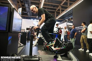Der neue Garmin Tacx Alpine macht das Klettern im Wiegetritt realistischer denn je. Der neue Garmin Tacx Alpine macht das Klettern im Wiegetritt realistischer denn je.
