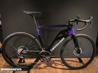 Cannondale Supersix Evo Hi-Mod Disc Team EF für 4.499 €. Mit Cannondale Hollowgram Kompakt-Kurbel mit 50-34 Z. und OPI-Spider, Knot 35 Carbon-Laufrädern, Save Cockpit (Lenker auf dem Bild abweichend)