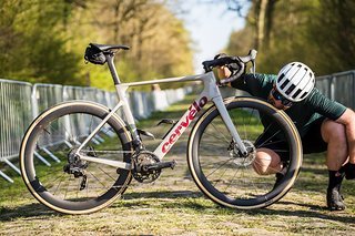 Durchgebissen: Am Ende (sprich: während der letzten 90 %) war es ein ziemlicher Kampf, aber letztlich habe ich mir die Paris Roubaix-Challenge in mancherlei Hinsicht sogar härter vorgestellt, als sie eigentlich war Durchgebissen: Am Ende (sprich: während der letzten 90 %) war es ein ziemlicher Kampf, aber letztlich habe ich mir die Paris Roubaix-Challenge in mancherlei Hinsicht sogar härter vorgestellt, als sie eigentlich war