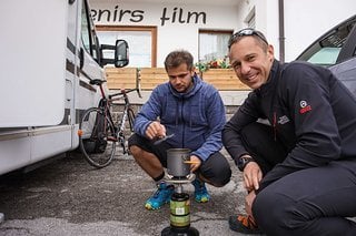 Physio Nico (links) und Betreuer Jan kochen Kaffee.