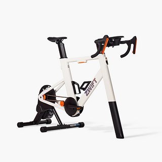 Wer mit dem Kauf eines Zwift Ride inklusive KICKR Core geliebäugelt hat, spart zum Start der Tour de France Femmes 2025 die Versandkosten  – nur bis zum 03.08.2025!