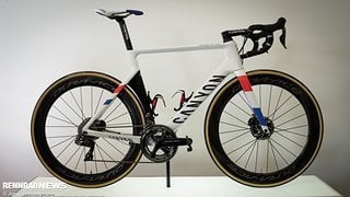 Das Canyon Aeroad CF SLX Disc von Mathieu van der Poel in Nationalfarben