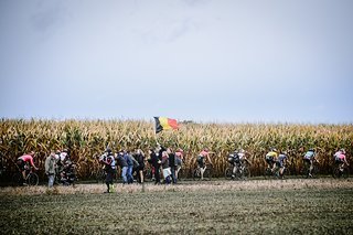 Wind und Regen prägte das harte Rennen, das von April auf Oktober verschoben worden war.