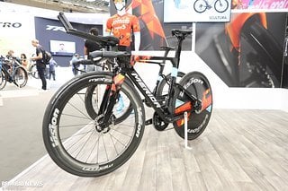 Ein UCI-legales Zeitfahrrad gab es am Stand von Merida zu bestaunen.