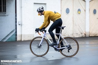 Auch am Gesäß ist die Bib Tights von Specialized vor Spritzwasser geschützt.