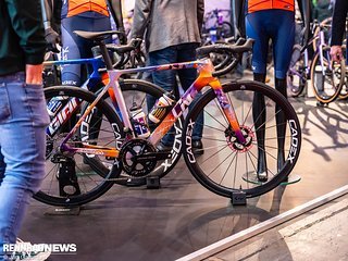 Bei Giant sorgten die Teambikes von Jayco – Alula für prüfende Blicke