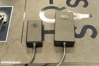 Neben dem Standard-Ladegerät (links) bietet TQ auch ein Schnellladegerät an Neben dem Standard-Ladegerät (links) bietet TQ auch ein Schnellladegerät an