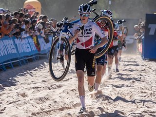 Auch die schnellsten Frauen trugen die Bikes durch die Sandpassage