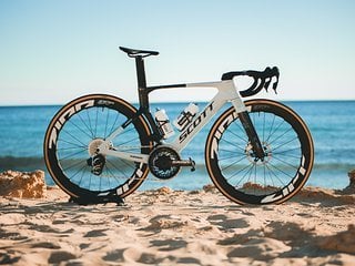 Mit dem Scott Foil RC bleibt das Team einem Arbeitsgerät der vergangen Saison treu. Aber natürlich auch hier in neuem Design.