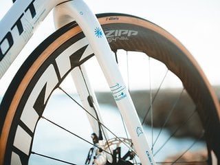 Mit an Bord ist auch der Zipp 454 NSW Carbon Laufradsatz.