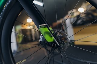 Die Ausstattungsvarianten setzen wahlweise auf Shimano oder Sram Gruppen sowie Laufräder von Miche.