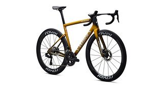 Mit dem exklusiven S-Works Tarmac SL8 „Golden Season“ gibts das streng limitierte Arbeitsgerät von Remco Evenepoel. Mit dem exklusiven S-Works Tarmac SL8 „Golden Season“ gibts das streng limitierte Arbeitsgerät von Remco Evenepoel.