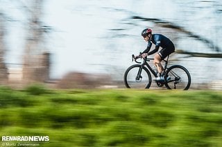 Auf Asphalt fährt sich das Rondo Ratt wie ein sportliches Rennrad