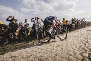 Das Rennen der Männer fand auf weitgehend trockenem Pflaster statt