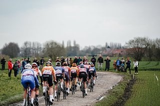 Das Rennen der Frauen war noch stärker von Schlamm auf den Kopfsteinen geprägt.