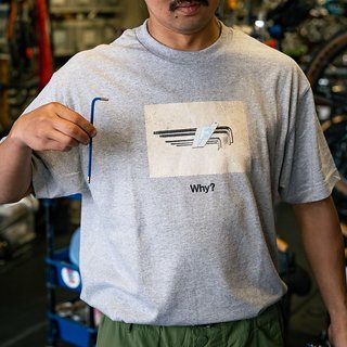 Kennt ihr? Der vierer Inbus hat sich mal wieder auf die Socken gemacht und ist unauffindbar – dachte sich auch Blue Lug, die dem Tool mit einem T-Shirt gleich mal eine Hommage gewidmet haben. Kennt ihr? Der vierer Inbus hat sich mal wieder auf die Socken gemacht und ist unauffindbar – dachte sich auch Blue Lug, die dem Tool mit einem T-Shirt gleich mal eine Hommage gewidmet haben.