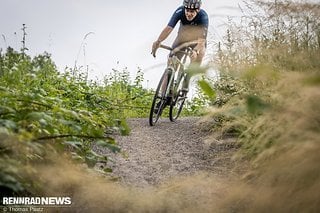 Für solche befestigten Wege mit feinem Kies generieren die Allroad-Reifen in der Regel noch gute Haftung und Speed.