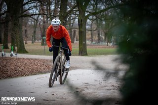 Wie gut die Winter Bib Tights abschneiden und bei welchen Wetterlagen und Temperaturen sie glänzen, haben wir ausführlich in der Praxis erprobt.