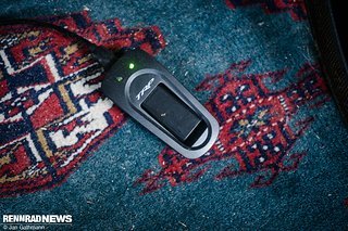 Die Ladeschale ist kompakt und wird per USB-C angeschlossen.