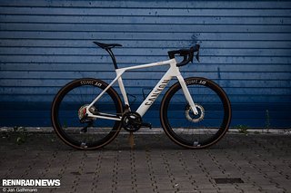 Wir haben das neue Canyon Endurace:ONfly CF8 mit dem neuen TQ HPR40 Mittelmotor getestet.