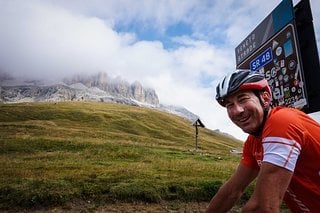 Guido am Passo Pordoi – die Dolomiten spitzeln hervor.