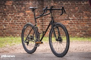 Federgabel, Variostütze, neue Kassetten und Schaltwerke: wir konnten die neuen SRAM XPLR Komponenten – bereits an einem entsprechend geländegängigen Rå Valravn Gravel Bike aus MTB-Sicht...