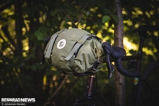 Die S/F Fjällräven Handlebar Rolltop-Tasche kommt in waldigem Oliv-Ton und kostet 119,95 €.