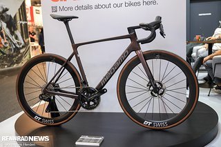 Megamo Pulse 01 mit DT Swiss ARC 1100 Aero-Laufrädern und Shimano Dura Ace 2x12 Gruppe für 8.999 €. Megamo Pulse 01 mit DT Swiss ARC 1100 Aero-Laufrädern und Shimano Dura Ace 2x12 Gruppe für 8.999 €.