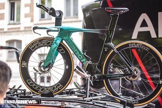 Auch das Aquila TT-Bike war schon auf den Teamfahrzeugen. Auch das Aquila TT-Bike war schon auf den Teamfahrzeugen.