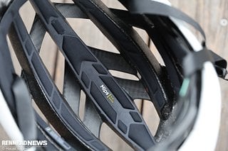 Von innen ist die Carbon-Struktur im Bereich der Lüftungskanäle nicht mit EPS verstärkt