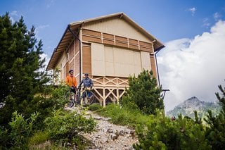 Da ist die Kiste. Einst hat König Ludwig hier wilde Feste gefeiert. Heute ist es leider geschlossen. Zum Glück gibt es in der Berghütte nebenan eine sehr große Portion Käsespätzle.